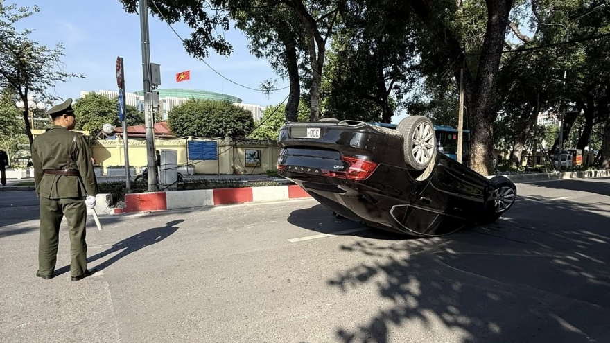 Xế hộp Volvo lật ngửa trên đường Hoàng Diệu, Hà Nội